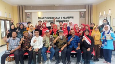 pembacaan-puisi-veteran-dan-cerita-santri-pukau-lonching-buku-komunitas-gotongrong-di-aula-perpusip