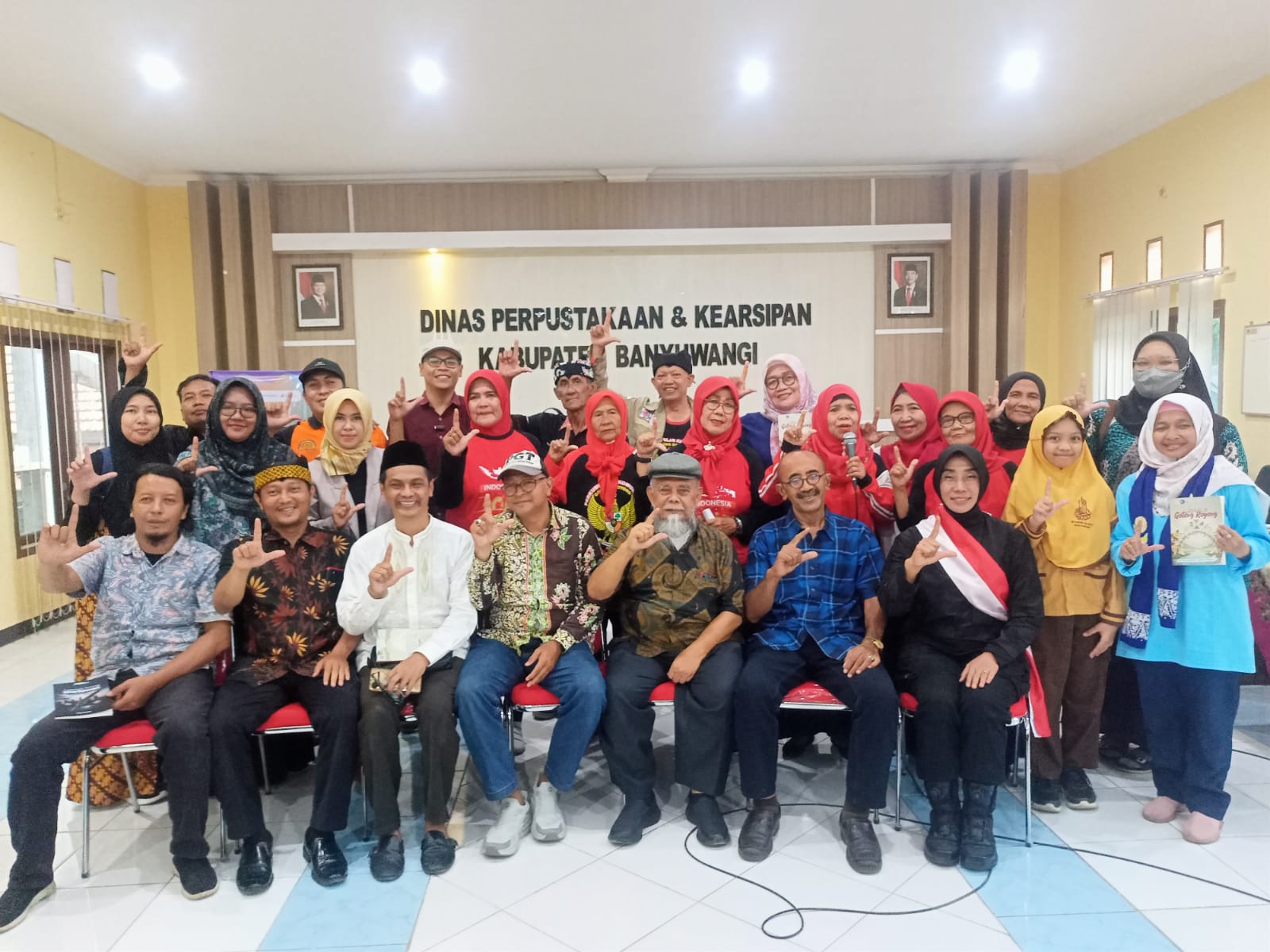 pembacaan-puisi-veteran-dan-cerita-santri-pukau-lonching-buku-komunitas-gotongrong-di-aula-perpusip