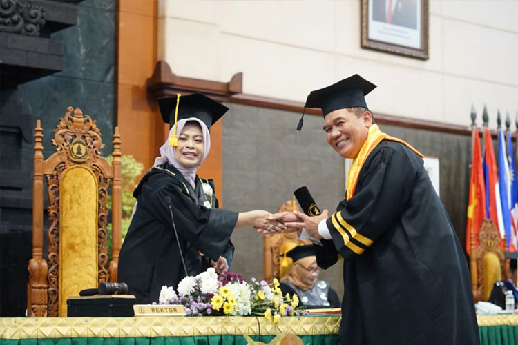 angkat-tesis-kebijakan-pembangunan-pelabuhan-laut,-bambang-haryo-raih-magister-ilmu-politik-–-times-banyuwangi