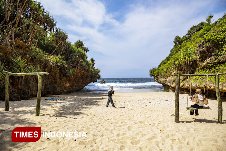 menjelajah-pantai-srakung,-hidden-gem-yang-mulai-viral-di-gunungkidul-–-times-banyuwangi