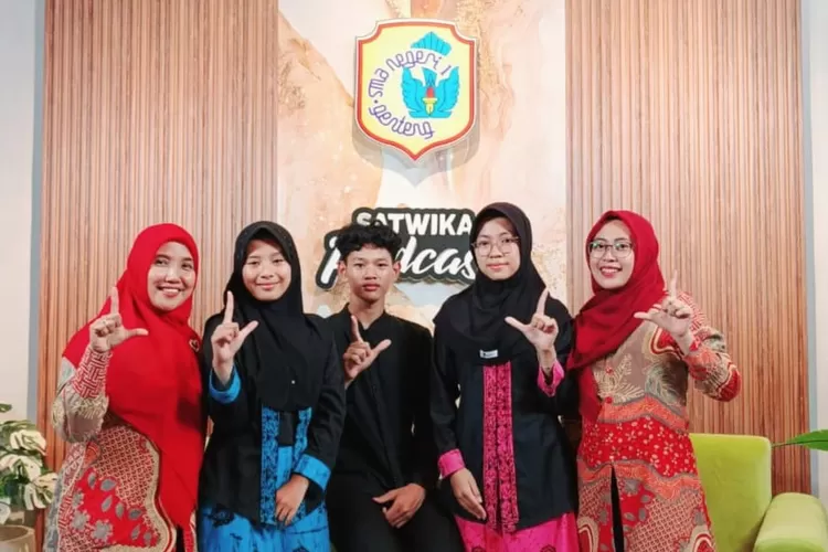 sman-1-genteng-kerahkan-2-guru-dan-3-siswa-berkompetisi-di-liga-puisi-4
