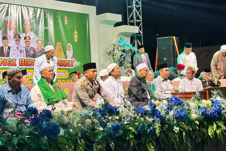 pengajian-dan-sholawatan-akbar-warnai-pantai-boom-marina-banyuwangi