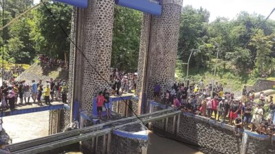 genap-satu-abad,-dam-singir-dikeringkan
