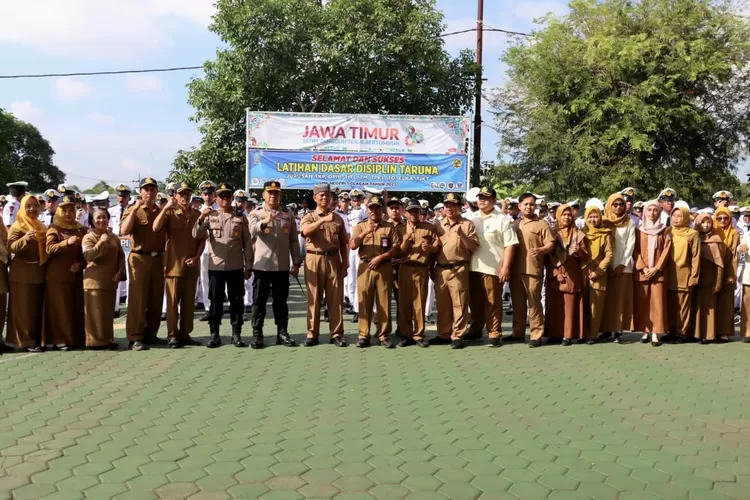 kapolresta-banyuwangi-dorong-pelajar-smkn-1-glagah-siapkan-diri-menuju-generasi-emas-2045