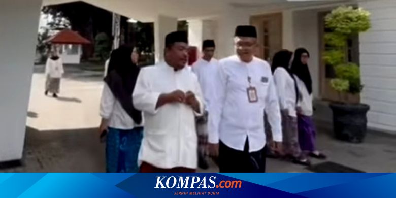 peringati-hari-santri,-asn-banyuwangi-wajib-pakai-sarung-dan-peci