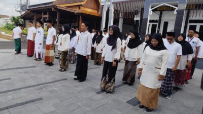 peringati-hari-santri,-asn-banyuwangi-wajib-pakai-sarung-dan-peci-selama-tiga-hari
