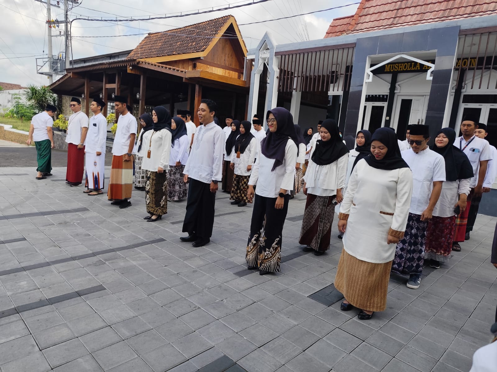 peringati-hari-santri,-asn-banyuwangi-wajib-pakai-sarung-dan-peci-selama-tiga-hari