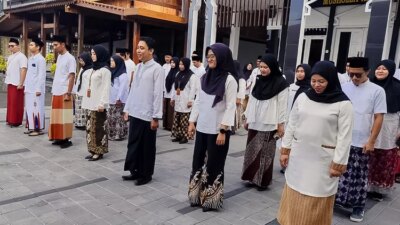 unik!-asn-banyuwangi-ngantor-pakai-sarung-dan-baju-putih,-rayakan-hari-santri-nasional-dengan-khidmat!