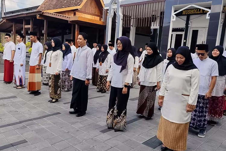 unik!-asn-banyuwangi-ngantor-pakai-sarung-dan-baju-putih,-rayakan-hari-santri-nasional-dengan-khidmat!