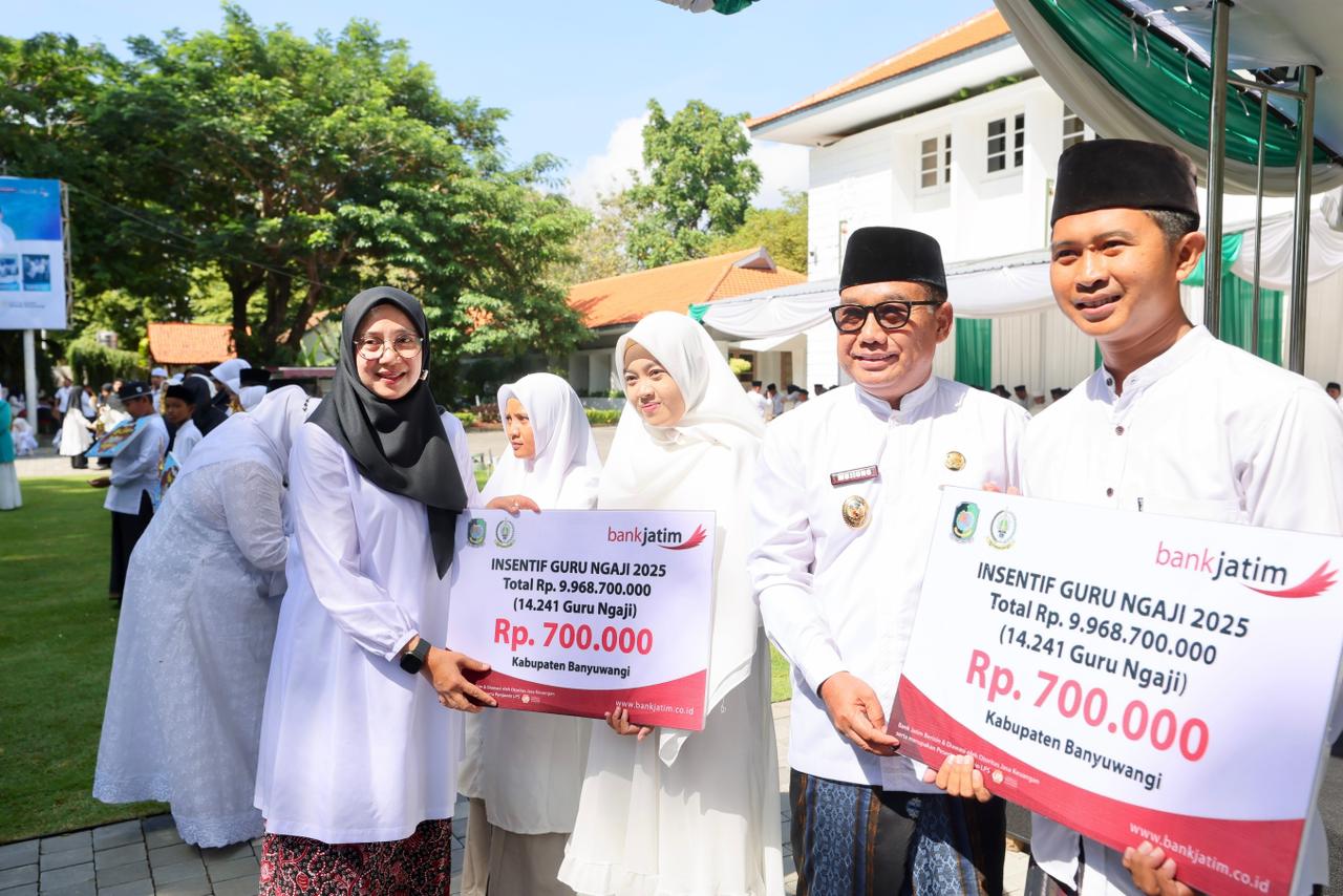 momen-hari-santri,-bupati-ipuk-salurkan-insentif-untuk-14-ribu-guru-ngaji