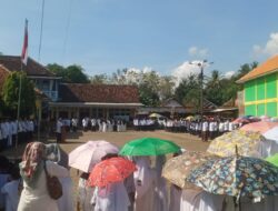 Semarak Hari Santri di Wongsorejo: KH. Ali Hasan Kafrawi Ajak Santri Jangan Pesimis dan Terus Bela NKRI