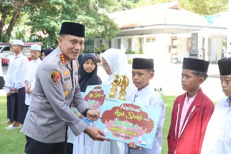 kapolresta-banyuwangi-ajak-santri-jaga-persatuan-di-hari-santri-nasional-2025