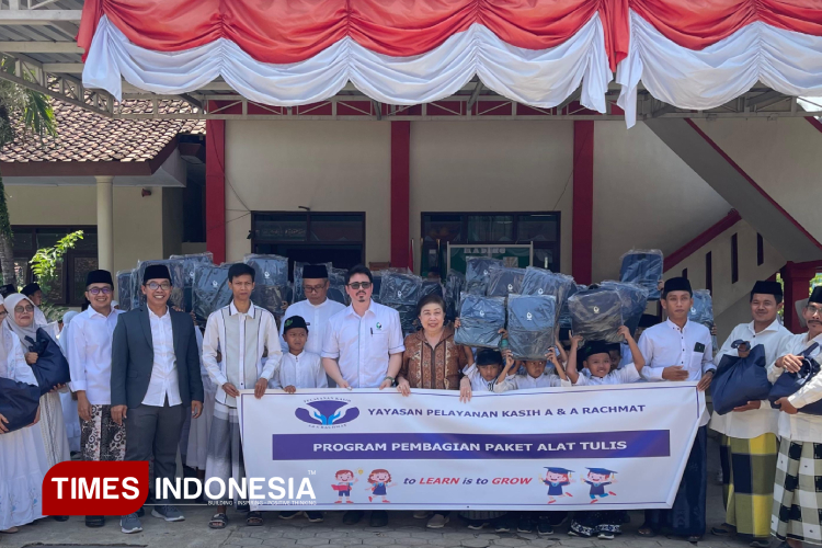 gus-dewan-banyuwangi-bersama-ypkaar-berbagi-ribuan-tas-dan-sembako-di-momen-hsn-2025-–-times-banyuwangi