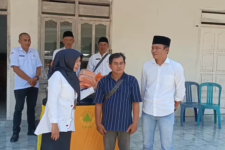 bpbd-salurkan-bantuan-untuk-korban-kebakaran-di-rejoagung,-satu-warga-tewas