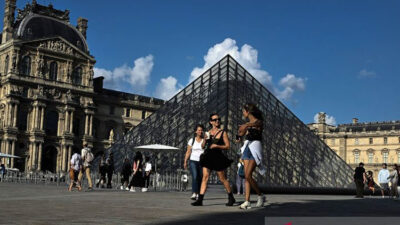 pasca-pencurian-koleksi-napoleon,-museum-louvre-kembali-dibuka-–-times-banyuwangi