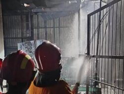 Selang Solar Bocor, Pabrik Ikan di Muncar Banyuwangi Hangus Terbakar