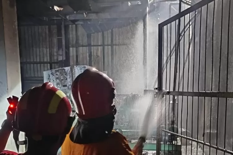selang-solar-bocor,-pabrik-ikan-di-muncar-banyuwangi-hangus-terbakar