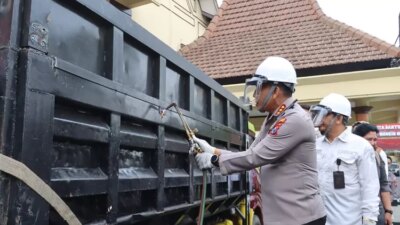 menuju-zero-odol-2027,-polresta-banyuwangi-potong-truk-langgar-aturan!-kapolresta:-keselamatan-adalah-hukum-tertinggi