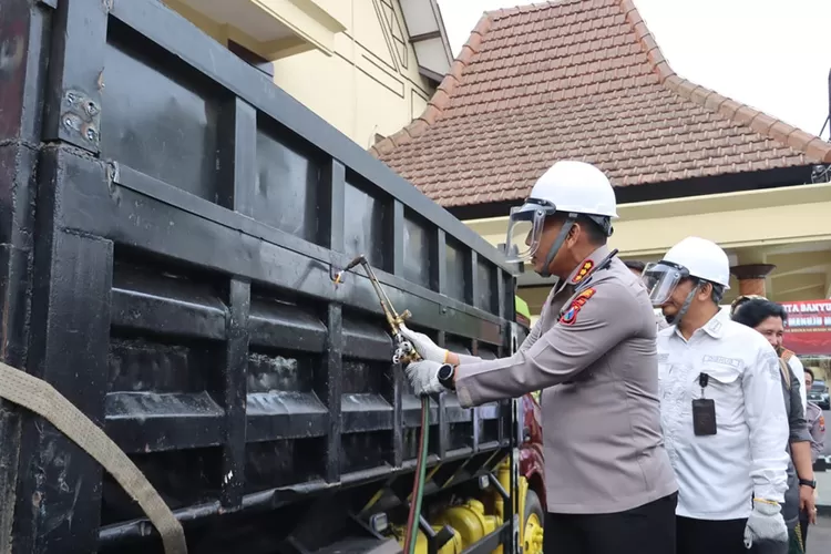 menuju-zero-odol-2027,-polresta-banyuwangi-potong-truk-langgar-aturan!-kapolresta:-keselamatan-adalah-hukum-tertinggi