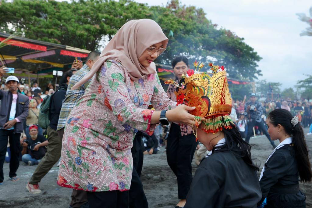 rangkaian-gandrung-sewu-2025,-banyuwangi-gelar-ritual-meras-gandrung-dan-festival-musik-perkusi