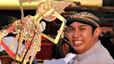 warisan-abadi-ki-anom-suroto:-rebo-legen-dan-kebon-seni-kini-diteruskan-sang-putra,-ki-bayu-aji