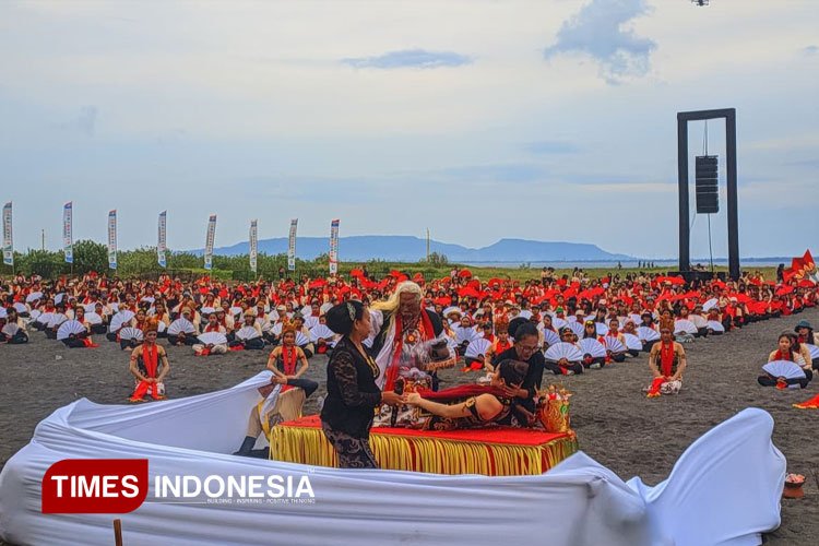 1.300-penari-jalani-ritual-meras-gandrung-sebelum-tampil-di-banyuwangi-festival-gandrung-sewu-–-times-banyuwangi
