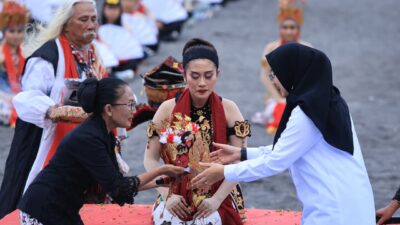dari-papua-hingga-amerika,-penari-diaspora-merinding-ikuti-prosesi-meras-gandrung-di-banyuwangi