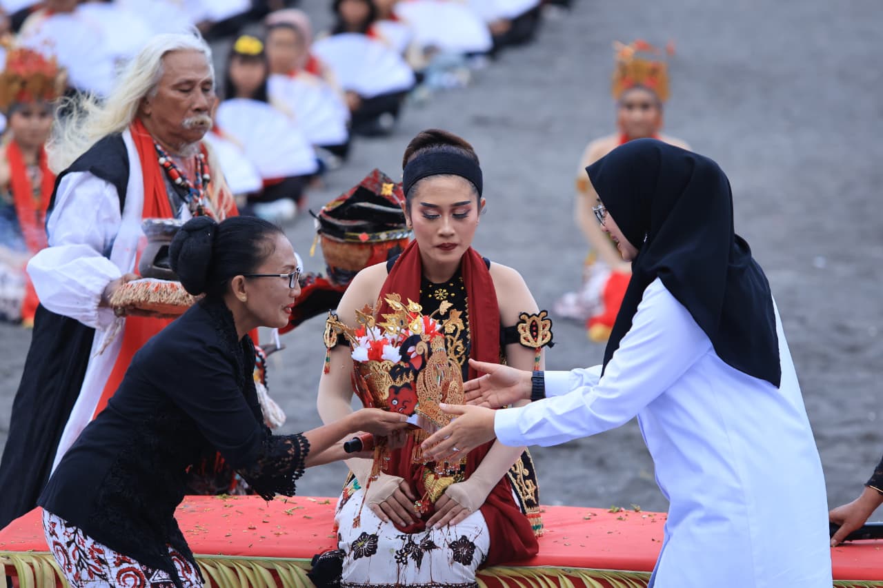 dari-papua-hingga-amerika,-penari-diaspora-merinding-ikuti-prosesi-meras-gandrung-di-banyuwangi