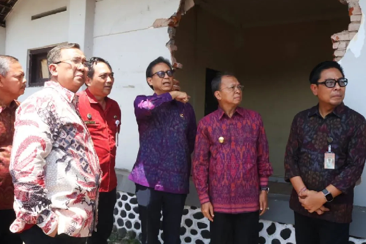 menkes-budi-janjikan-bantuan-rp30-miliar-untuk-rsud-wangaya-bali-pasca-banjir-–-times-banyuwangi