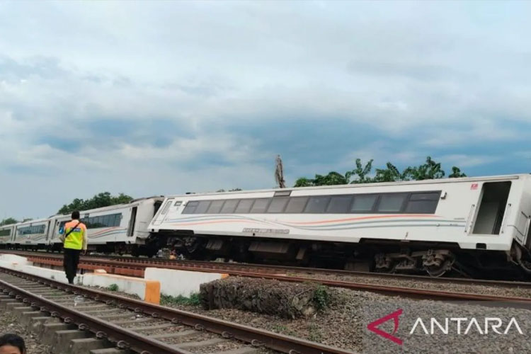 sejumlah-perjalanan-kereta-api-dibatalkan-akibat-ka-purwojaya-anjlok-di-bekasi-–-times-banyuwangi