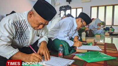 ribuan-guru-ngaji-banyuwangi-menulis-mushaf-al-qur’an,-wujud-cinta-dan-khidmat-di-hari-santri-–-times-banyuwangi