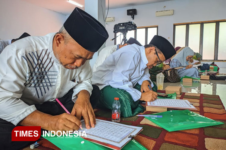 ribuan-guru-ngaji-banyuwangi-menulis-mushaf-al-qur’an,-wujud-cinta-dan-khidmat-di-hari-santri-–-times-banyuwangi
