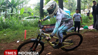 rookie-cetak-sejarah,-pandu-satrio-perkasa-sabet-juara-umum-76-indonesian-downhill-2025-–-times-banyuwangi