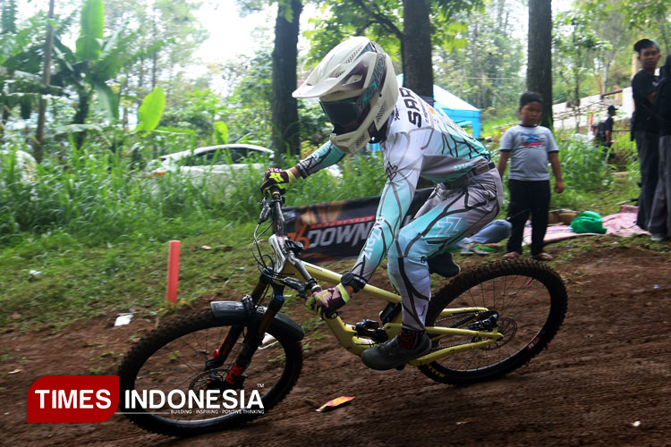 rookie-cetak-sejarah,-pandu-satrio-perkasa-sabet-juara-umum-76-indonesian-downhill-2025-–-times-banyuwangi