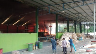 tumpukan-limbah-triplek-di-pabrik-margo-joyo-glenmore-terbakar,-kerugian-capai-ratusan-juta-rupiah