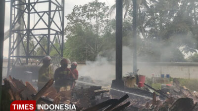 kebakaran-pabrik-triplek-di-banyuwangi,-kerugian-capai-rp300-juta-–-times-banyuwangi