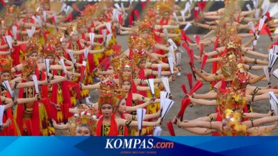 13-tahun-gandrung-sewu:-ribuan-penari-persembahkan-harmoni-di-pantai-marina-boom