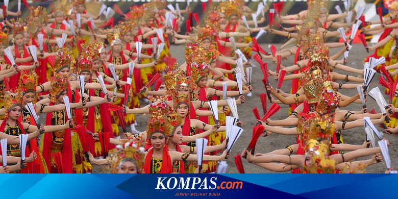 13-tahun-gandrung-sewu:-ribuan-penari-persembahkan-harmoni-di-pantai-marina-boom