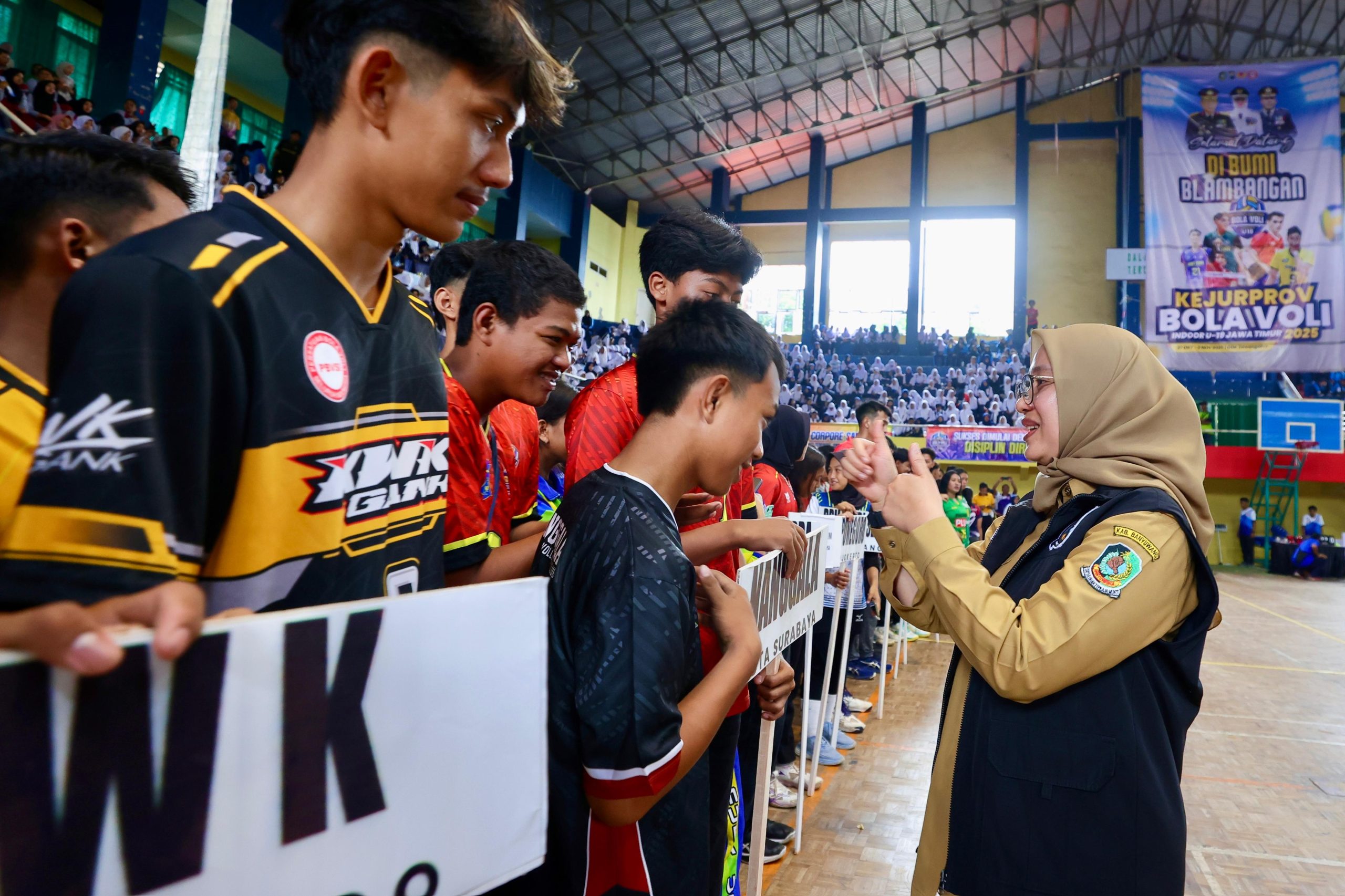 diikuti-38-tim-se-jatim,-bupati-ipuk-buka-kejurprov-voli-u-19-di-banyuwangi
