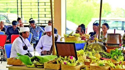 ratusan-jemaat-iringi-kremasi-mbah-sarkam,-tokoh-hindu-banyuwangi-pencetus-ngaben-massal-wafat-di-usia-83-tahun