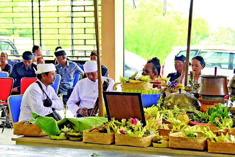 ratusan-jemaat-iringi-kremasi-mbah-sarkam,-tokoh-hindu-banyuwangi-pencetus-ngaben-massal-wafat-di-usia-83-tahun