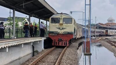 banjir-semarang-ganggu-jalur-kereta-api,-ka-pandalungan-dan-blambangan-ekspres-alami-keterlambatan