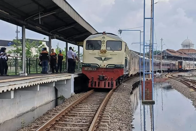 banjir-semarang-ganggu-jalur-kereta-api,-ka-pandalungan-dan-blambangan-ekspres-alami-keterlambatan
