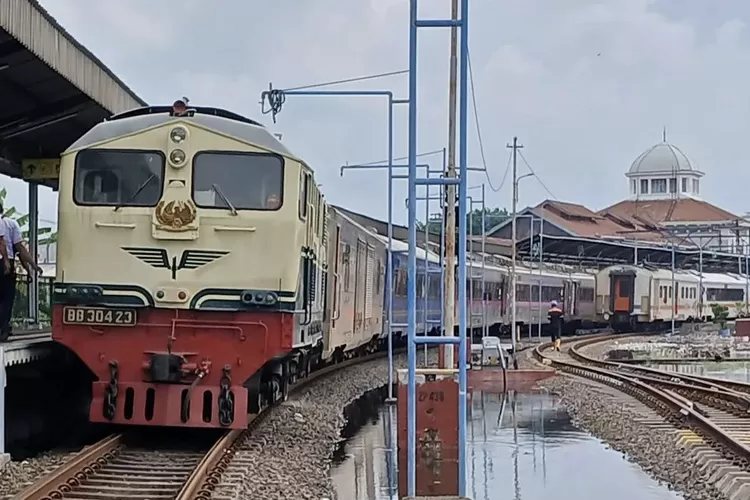 dampak-banjir-di-semarang,-ka-brantas-dan-sejumlah-kereta-api-lain-beroperasi-dengan-rute-memutar