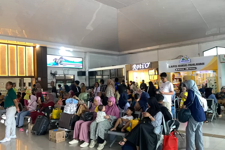 banjir-tak-ganggu-jadwal,-kai-tegaskan-keberangkatan-kereta-api-jarak-jauh-dari-jakarta-tetap-lancar