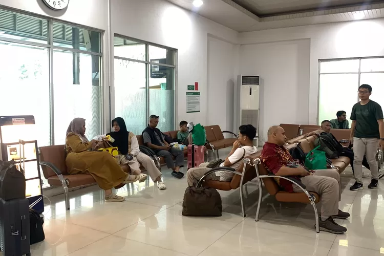 banjir-lumpuhkan-jalur-rel-di-semarang,-16-kereta-api-dibatalkan-dan-tiket-dikembalikan