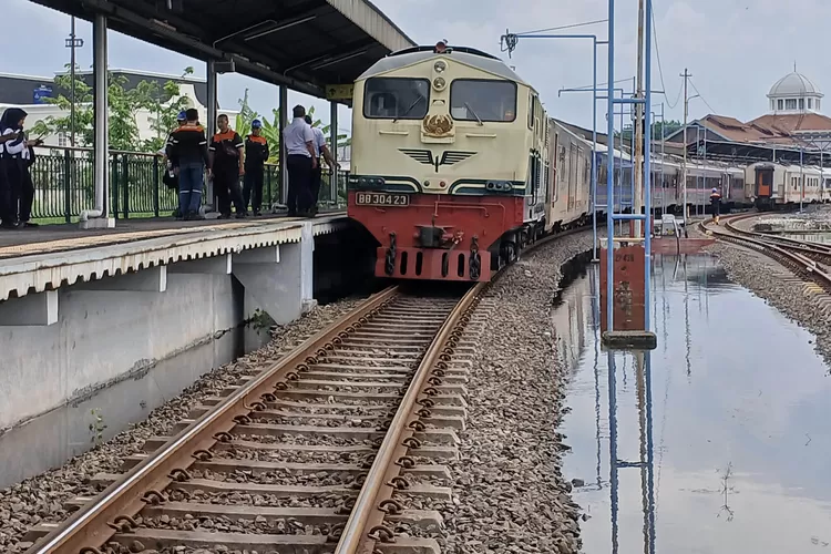 jalur-kereta-api-semarang-tawang–alastua-masih-ditutup-akibat-banjir,-ini-daftar-ka-yang-dibatalkan