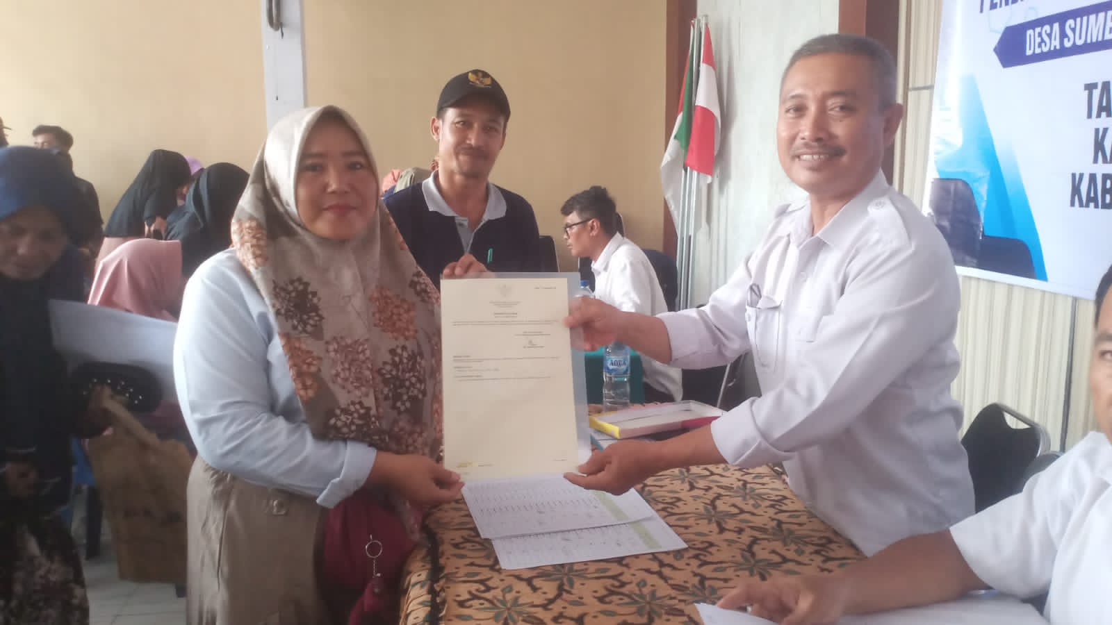 259-warga-desa-sumberanyar-terima-sertifikat-tanah-tahap-pertama-program-ptsl