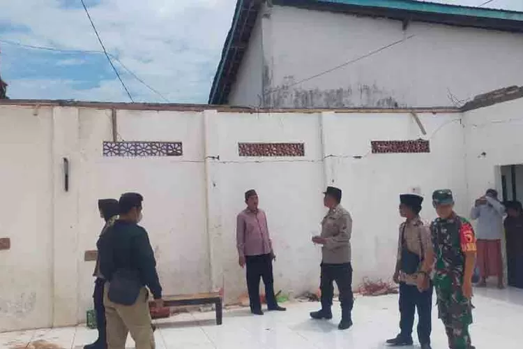 derasnya-hujan-dan-angin-malam-tumbangkan-asrama-putri-pesantren-di-situbondo,-1-santri-tewas!