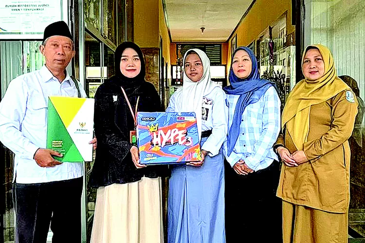 anak-nakes-gugur-covid-19-di-banyuwangi-dapat-bantuan-dari-baznas,-kisah-haru-deana-sentuh-hati-warga